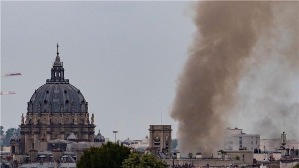 Rauch steigt aus einem Gebäude am Place Alphonse-Laveran in der Nähe des Doms des Val de Grace (l) in Paris auf.
