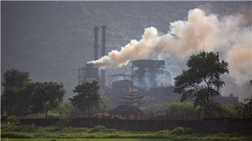 Rauch steigt aus einem mit Kohle betriebenen Stahlwerk im Dorf Hehal in der Nähe von Ranchi im östlichen Bundesstaat Jharkhand.