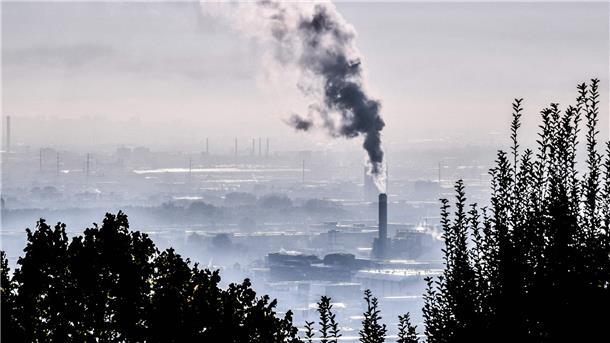 Einigung beim größten Klimaschutzpaket der EU Rauch steigt aus einer Fabrik im Südosten Frankreichs.