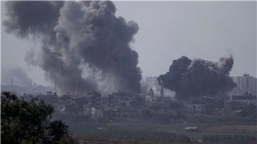 Rauch steigt im Gazastreifen nach einem israelischen Luftangriff auf.