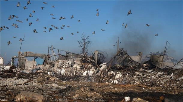 Krieg gegen die Ukraine: So ist die Lage Rauch steigt im Gebiet Cherson nach einem russischen Raketenangriff aus den Ruinen eines Bauernhofs auf.