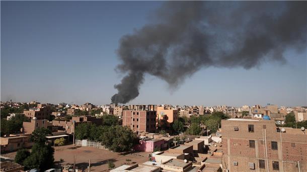 Kämpfe im Sudan erschweren Evakuierung von Ausländern Rauch steigt nach anhaltenden Kämpfen über den Dächern von Khartum auf.