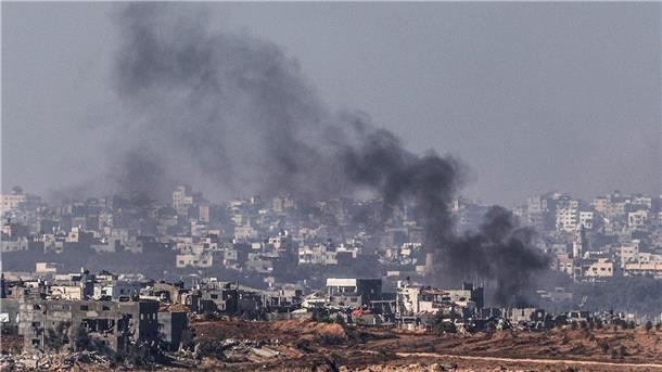 Bericht: USA haben Israel 100 Bunkerbrecher-Bomben geliefert Rauch steigt nach dem Ende der Waffenruhe nach einem israelischen Luftangriff im Gazastreifen auf.