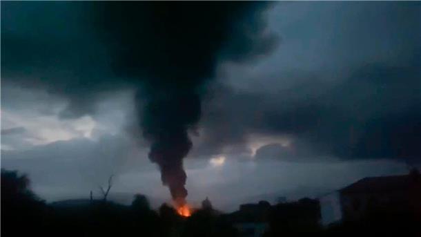 Nach Explosion: Lage in Karabach immer verzweifelter Rauch steigt nach der Explosion eines Tanklagers in Berg-Karabach auf.