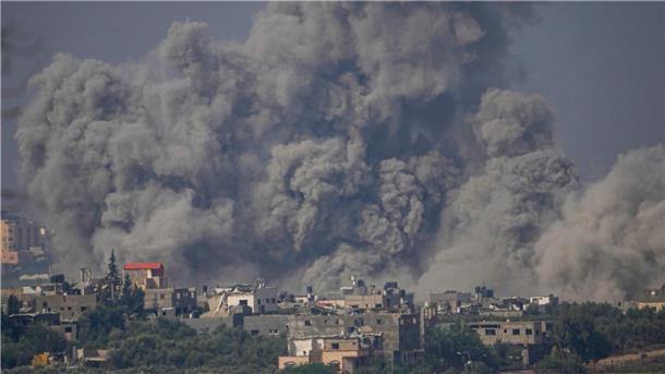 Bericht: USA raten Israel zum Verschieben der Bodenoffensive Rauch steigt nach einem israelischen Luftangriff im Gazastreifen auf.