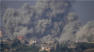 Rauch steigt nach einem israelischen Luftangriff im Gazastreifen auf.