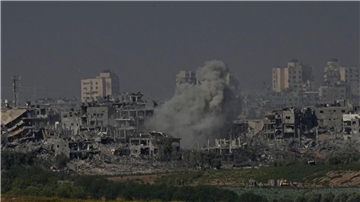 Rauch steigt nach einem israelischen Luftangriff im Gazastreifen auf.