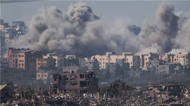 Rauch steigt nach einem israelischen Luftangriff im Gazastreifen auf - vom Süden Israels aus gesehen.