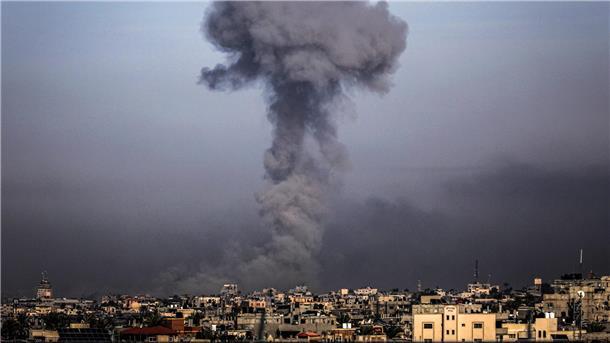 Gaza: Zivile Opfer „in noch nicht gesehenem Maßstab“ Rauch steigt nach einem israelischen Luftangriff über der Stadt Chan Junis im Gazastreifen auf.