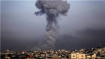 Rauch steigt nach einem israelischen Luftangriff über der Stadt Chan Junis im Gazastreifen auf.