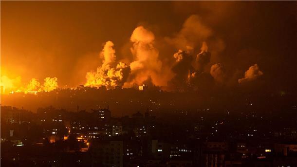 Gaza-Offensive? Israel mobilisiert 300.000 Reservisten Rauch steigt nach einem israelischen Luftangriff über Gaza-Stadt auf.