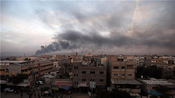 Umweltschützer: Israel will Palästinenser „eliminieren“ Rauch steigt nach israelischen Angriffen über Chan Junis im Gazastreifen auf.