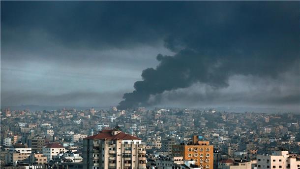 Warum gibt es den Nahost-Konflikt? Rauch steigt nach israelischen Luftangriffen im Gazastreifen auf. Der Konflikt geht Jahre zurück.