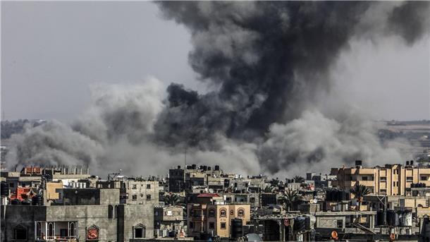 Zwei Hamas-Geiseln frei - „Gipfel für den Frieden“ in Kairo Rauch steigt nach israelischen Luftangriffen über Gebäuden in Rafah auf.