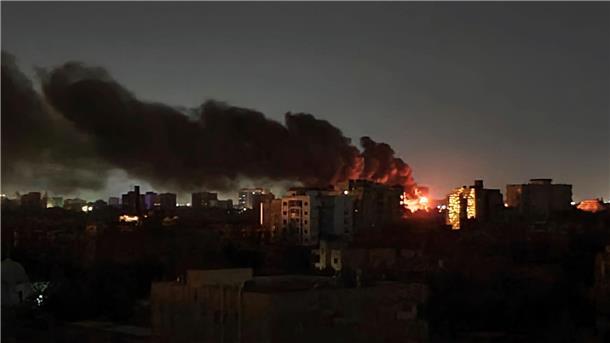 Mitarbeiter der EU-Kommission im Sudan angeschossen Rauch steigt über Häusern in Sudans Hauptstadt Khartum auf. Die Lage in dem Land ist unübersichtlich.