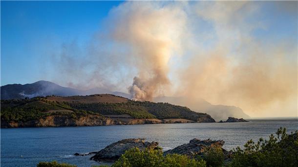 Waldbrand in Katalonien: Rund 140 Menschen evakuiert Rauch steigt von einem Waldbrand in den Gemeinden Colera und Portbou in Katalonien auf.