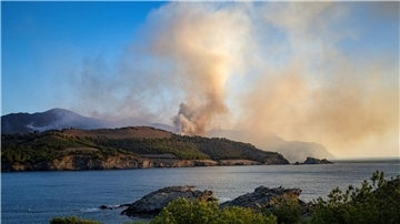 Rauch steigt von einem Waldbrand in den Gemeinden Colera und Portbou in Katalonien auf.