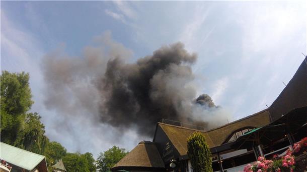 Brand im Europa-Park Rust Rauch über einem Gebäude im Europa-Park in Rust.