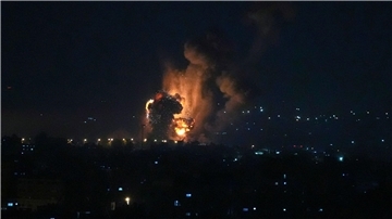 Rauch und Feuer steigen nach einer Explosion auf, die durch einen israelischen Luftangriff auf Gaza-Stadt verursacht wurde.