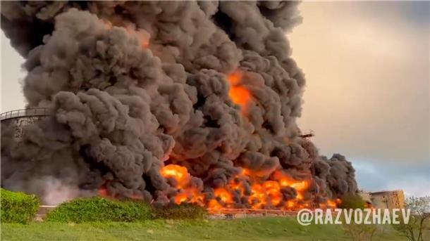 Russischer Güterzug entgleist nach Schienensprengung Rauch und Flammen steigen aus einem brennenden Treibstofftank in Sewastopol auf der von Russland seit 2014 annektierten Halbinsel Krim auf.