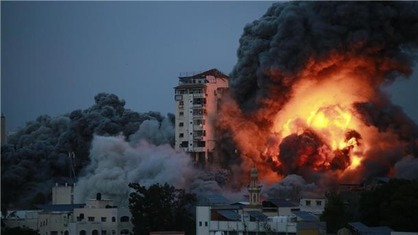 Rauch und Flammen steigen über Gaza-Stadt auf, nachdem israelische Streitkräfte ein Hochhaus angegriffen haben.