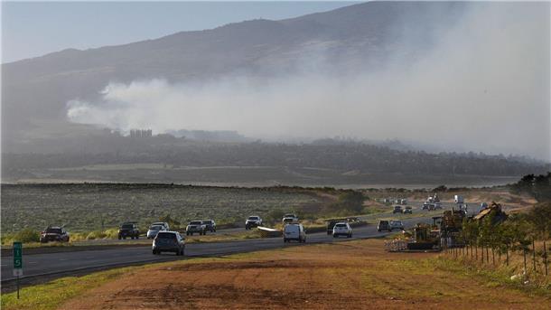 Rauch weht über dem Hang des Vulkans Haleakala, während ein Feuer im Landesinneren brennt. Mehrere Gemeinden mussten wegen Waldbränden evakuiert werden.