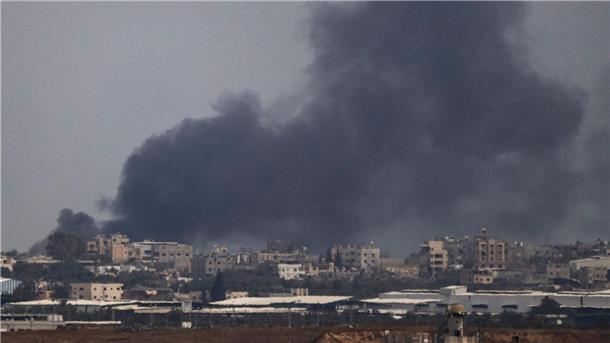 Rauchschwaden steigen nach einer Explosion im Gazastreifen auf.