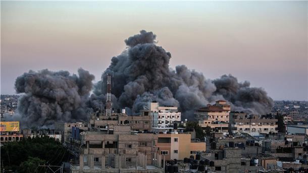 Rauchschwaden steigen nach israelischen Luftangriffen über dem Gazastreifen auf.