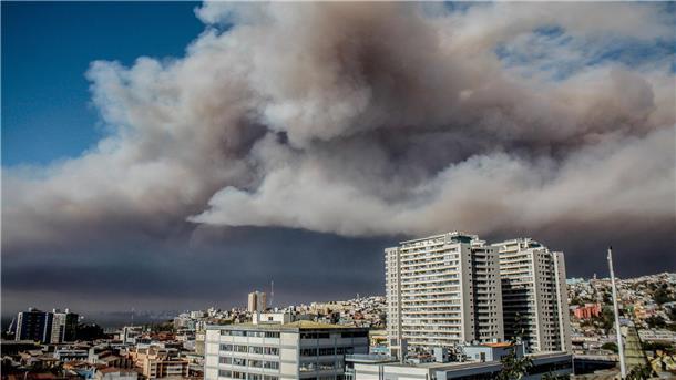 Zahl der Toten bei Waldbränden in Chile steigt auf 112 Rauchwolken hängen nach einem Großbrand in der Luft über Viña Del Mar.
