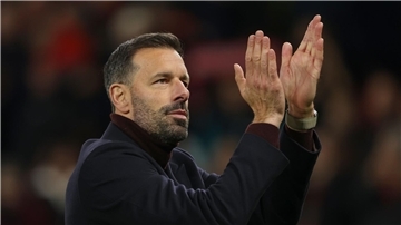 Ruud van Nistelrooy verlässt Manchester United Raus mit Applaus: In vier Spielen holte Ruud van Nistelrooy mit Manchester United drei Siege und ein Remis.
