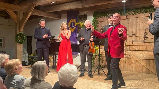 Rauschender Schlussapplaus im einstigen Kuhstall: Zum 31. Klassik-Konzert auf dem Brinkmannschen Hof in Ringstedt präsentierten (von links) Pianist Adrian Rusnak, Koloratursopranistin Elisa Birckenheier, Violinist Vasilij Rusnak, Tenor Ian Spinetti und Bariton und Moderator Michael Müller spritzig-süffige, lyrische und virtuose Melodien aus Oper, Musical, Konzert. Möglich macht es die Förderung durch den Lions Club Bad Bederkesa, dessen Präsident Dr. Martin Holtmann (ganz rechts) eine regelrecht