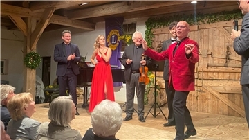 Rauschender Schlussapplaus im einstigen Kuhstall: Zum 31. Klassik-Konzert auf dem Brinkmannschen Hof in Ringstedt präsentierten (von links) Pianist Adrian Rusnak, Koloratursopranistin Elisa Birckenheier, Violinist Vasilij Rusnak, Tenor Ian Spinetti und Bariton und Moderator Michael Müller spritzig-süffige, lyrische und virtuose Melodien aus Oper, Musical, Konzert. Möglich macht es die Förderung durch den Lions Club Bad Bederkesa, dessen Präsident Dr. Martin Holtmann (ganz rechts) eine regelrecht