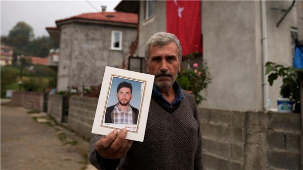 Wirklich nur Schicksal? - Unglück in türkischer Mine Recep Ayvaz zeigt in Bartin ein Bild seines Sohnes Selcuk Ayvas, der bei der Explosion in dem Kohlebergwerk getötet wurde.