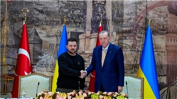 Recep Tayyip Erdogan (r), Präsident der Türkei, gibt Wolodymyr Selenskyj, Präsident der Ukraine, am Ende einer gemeinsamen Pressekonferenz nach ihrem Treffen im Dolmabahce-Palast, die Hand.