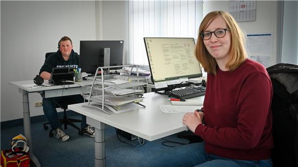 Recherchearbeit am Schreibtisch: Die Infektionsscouts Janina Helms und Sebastian Müller spüren Kontaktpersonen auf und wollen Infektionsketten zerschlagen.
