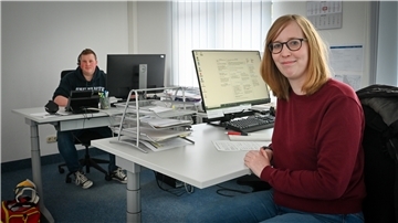 Recherchearbeit am Schreibtisch: Die Infektionsscouts Janina Helms und Sebastian Müller spüren Kontaktpersonen auf und wollen Infektionsketten zerschlagen.