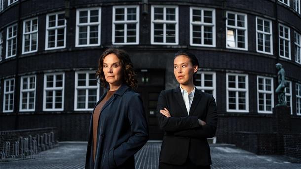 „Conti“: Desirée Nosbusch als traumatisierte Top-Juristin Rechtsanwältin Anna Conti (Desiree Nosbusch, l) und Staatsanwältin Henry Mahn (Malaya Stern Takeda).