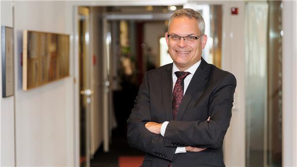 Rechtsanwalt Renke Havekost von der Kanzlei Dr. Schmel beantwortet Leserfragen zum Reiserecht in Corona-Zeiten.