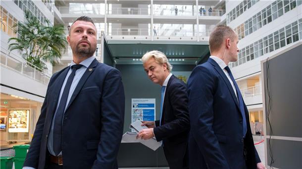 Rechtspopulist Wilders strebt nach Wahlsieg Koalition an Rechtspopulist Geert Wilders (M) gibt in Den Haag in Begleitung von Personenschützern seine Stimme ab.