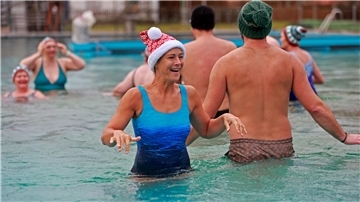 Rechtzeitig vor dem Weihnachtsfest hat der Kreistag einstimmig beschlossen, in den nächsten drei Jahren mehr Geld für die Sanierung von Schwimmbädern zuzuschießen.