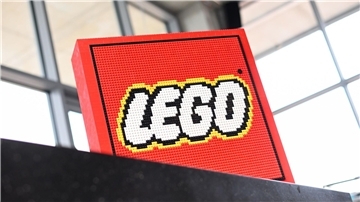 Recyceltes PET sei nur eines von Hunderten verschiedener nachhaltiger Materialien, die Lego getestet habe, hieß es aus Billund.
