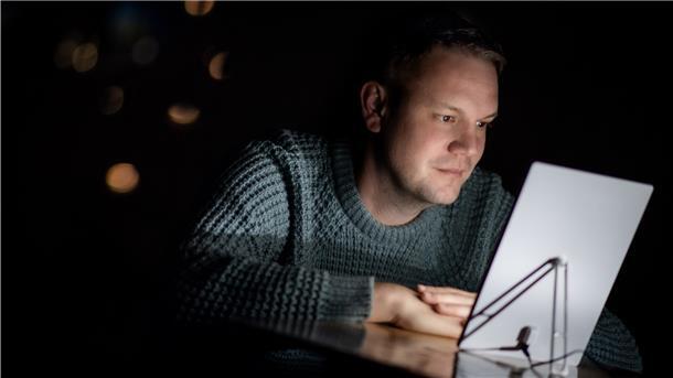 Redakteur Jens Gerke testet die Wirkung einer Tageslichtlampe zur dunklen Jahreszeit aus.