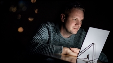Redakteur Jens Gerke testet die Wirkung einer Tageslichtlampe zur dunklen Jahreszeit aus.