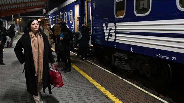 Reem Alabali Radovan (SPD), Bundesministerin für wirtschaftliche Zusammenarbeit und Entwicklung, steht auf ihrer Reise nach Kiew am Bahnsteig in Polen.