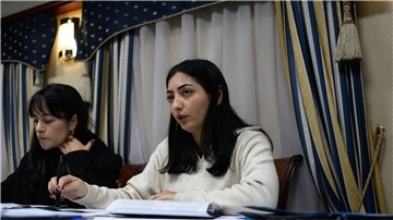 Deutsche Ukraine-Hilfe: Entwicklungsministerin in Kiew Reem Alabali Radovan (SPD, r), Bundesministerin für wirtschaftliche Zusammenarbeit und Entwicklung, und Pressesprecherin Aline Abboud besprechen im Zug nach Kiew das Reiseprogramm.