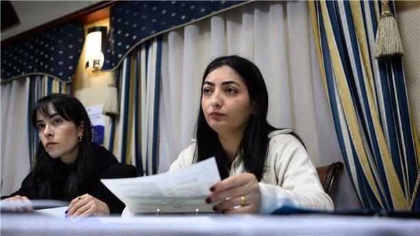 Reem Alabali Radovan (SPD, r), Bundesministerin für wirtschaftliche Zusammenarbeit und Entwicklung, und Pressesprecherin Aline Abboud besprechen im Zug nach Kiew das Reiseprogramm.