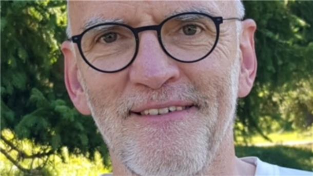  Pastor Volker Klindworth schaut in die Kamera.
