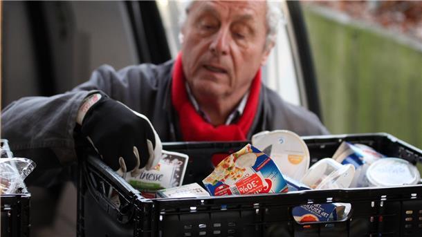 Regelmäßig sammeln die Helfer der Tafel-Ausgabestelle in Tarmstedt Lebensmittel ein, für die andere nicht mehr bezahlen wollen. Jetzt müssen auch sie wegen Corona pausieren. 