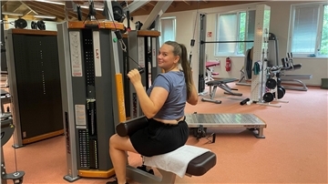 Frau trainiert im Fitness-Studio.