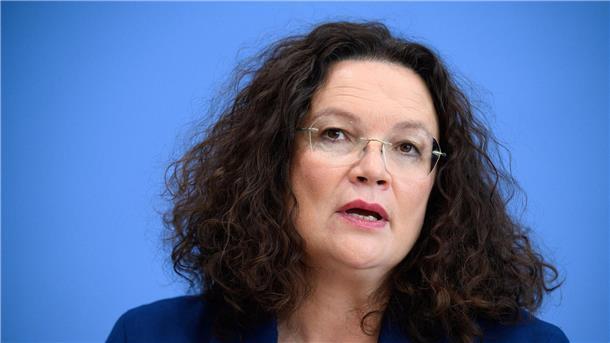Regelmäßige Berufspraktika müssten in allen Schulformen Pflicht werden, fordert Arbeitsagentur-Chefin Andrea Nahles.